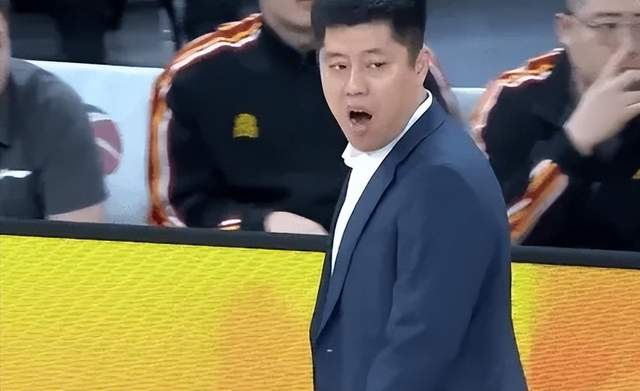 没了李春江山西彻底垮了！进攻毫无战术，内线万人捅，要不换帅？|潘江|贾明儒|比赛|球队|法耶_新浪体育_新浪新闻